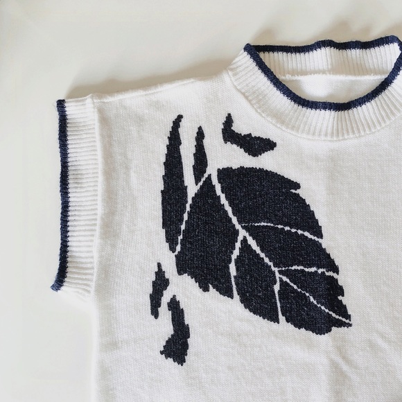 90s VTG white knit sweater shirt - short sleeve - navy leaf floral - Picture 2 of 6